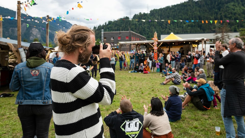 Sämi am fotografieren für das RAPID Openair