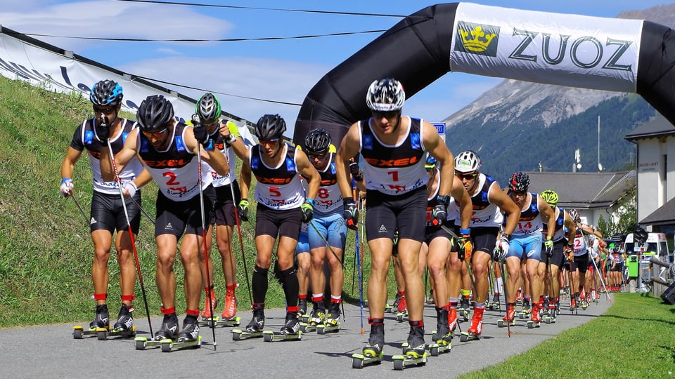 Curriders sin skis da rodas partan a Zuoz.