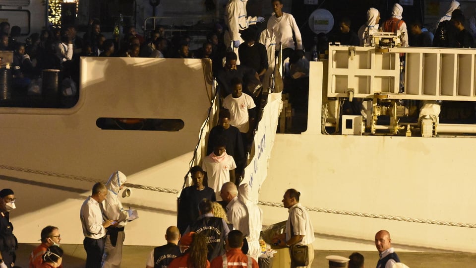 Migrants che bandunan la bartga. 