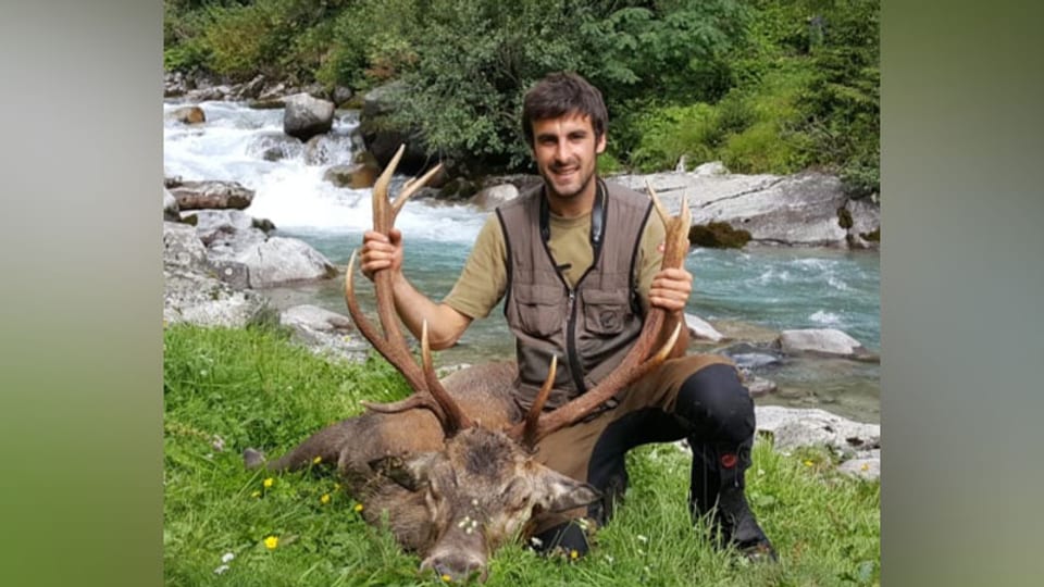 Luca Lombris ha durant sia emprima chatscha sajettà in taur da tschierv en Val Cavrein. 