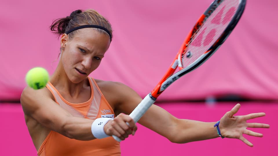 Viktorija Golubic returna in ball a sia rivala durant il turnier dal WTA en il Giapun. 