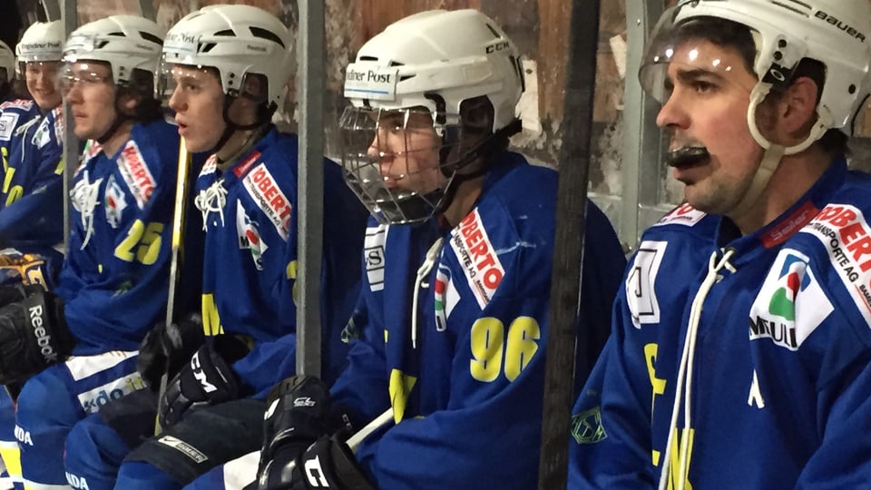 Ils giugaders dal EHC San Murezzan spetgan sin il banc.