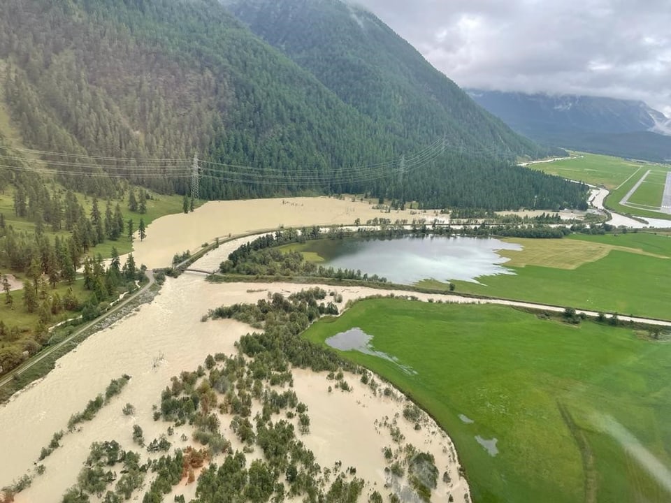 En steigt über die Ufer bei Samedan, Hochwasser