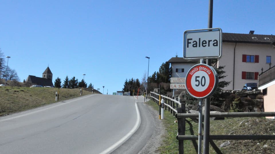 entrada dal vitg da Falera cun tabla dal vitg e da 50 