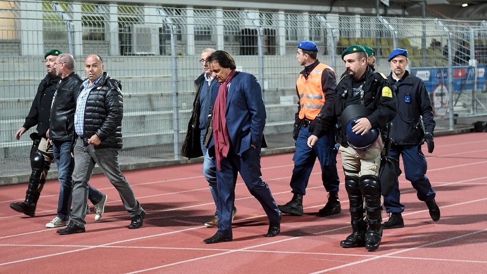 Christian Constantin circumdà da persunas da segirtad.