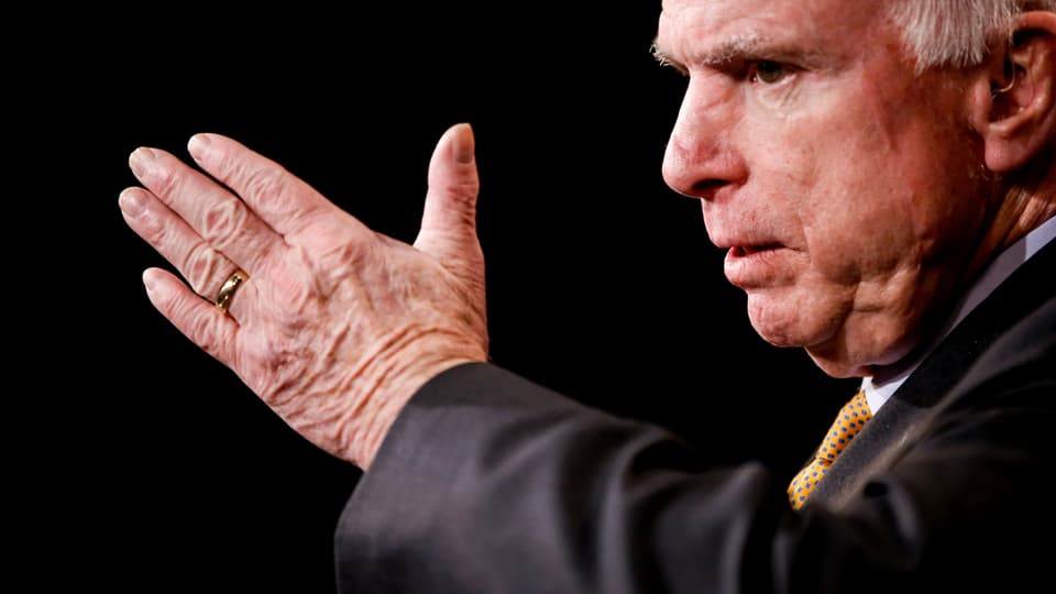 Il senatur american John McCain che mussa cun il maun.