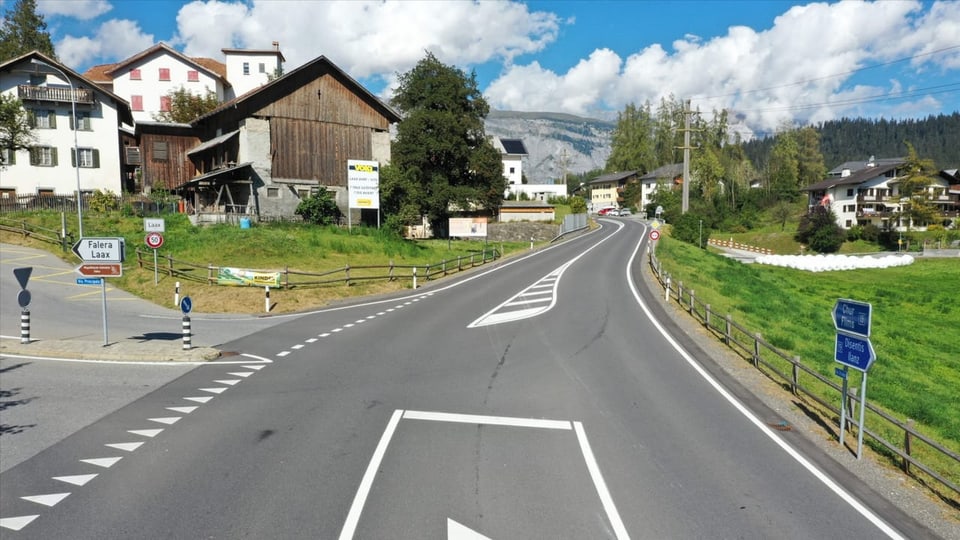 purtret d'ina storta. Da vesair sanester la saiv directiva e da vart dretga il prà. 