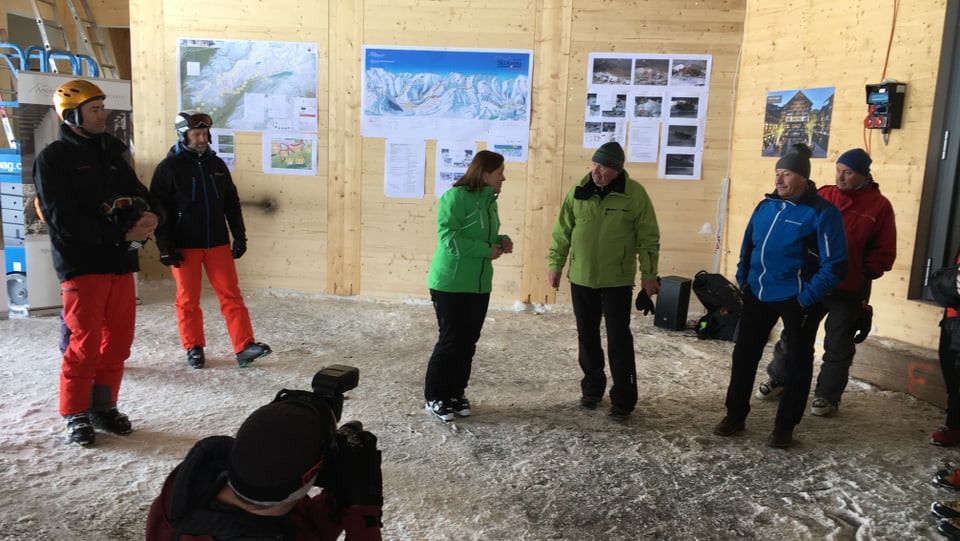 Peter Furger en discurs cun Heidi Zgraggen en la staziun da muntogna dal Schneehüenerstock