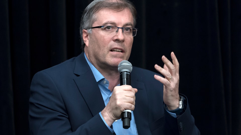 Jean-Michel Cina, qua tar ina discussiun al podi.