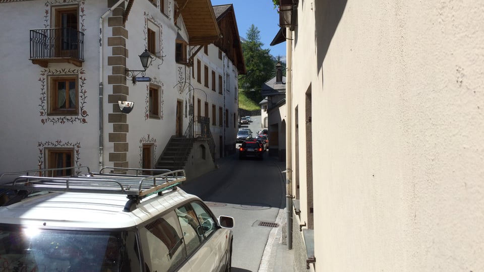 Il stretg amez Sta. Maria il stretg a Sta. Maria cun autos che passan