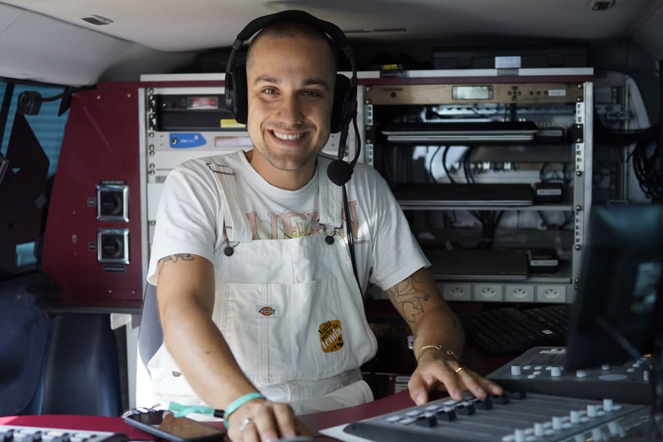 Unser Moderator Elias Tsoutsaios ist für euch Live im Radio und online im Livestream.