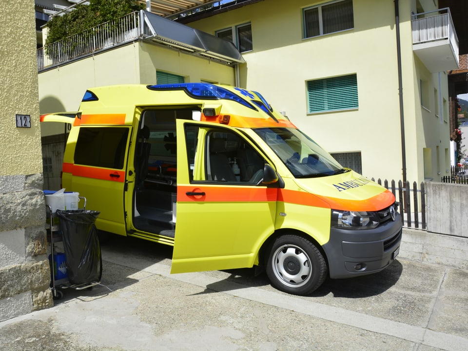 La segunda ambulanza cun la quala l'equipa fa mintgamai il viadi da Glion a Mustér, 