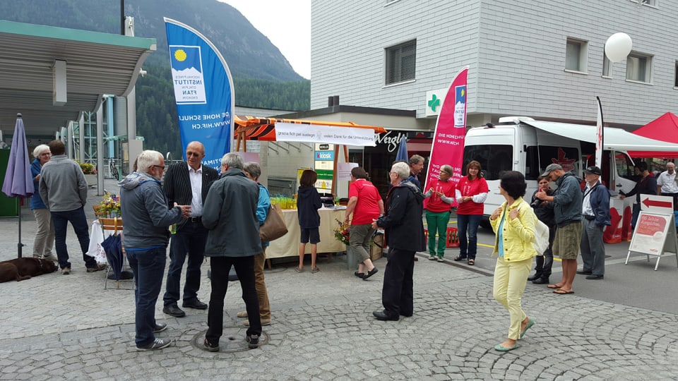 in stan a la festa dal stradun a Scuol