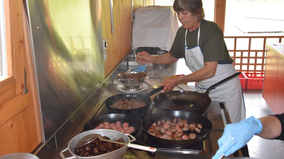 Ina dunna brassà canedels da la partenza. 