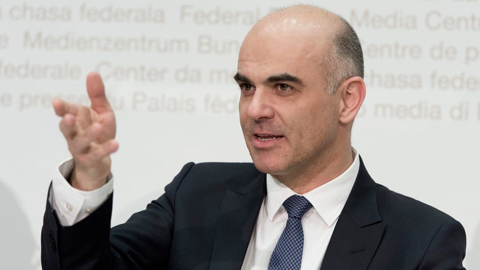 Cusseglier federal Alain Berset en vestgì stgir e cravatta. 