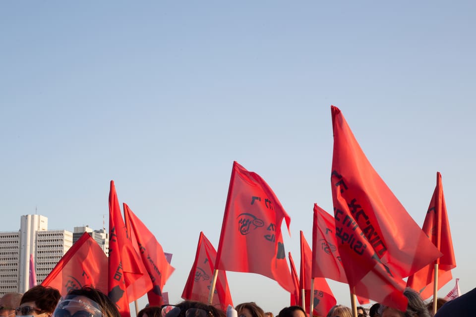 Rote Fahnen, blauer Himmel.