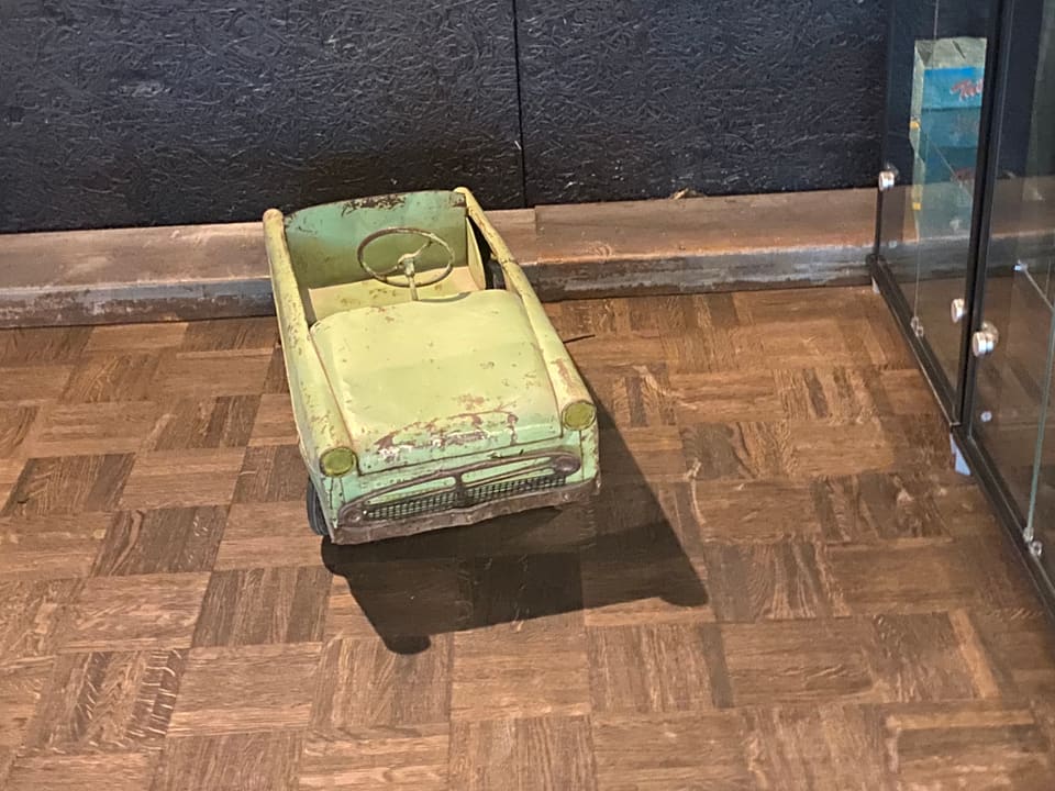 ein antikes spielzeugauto