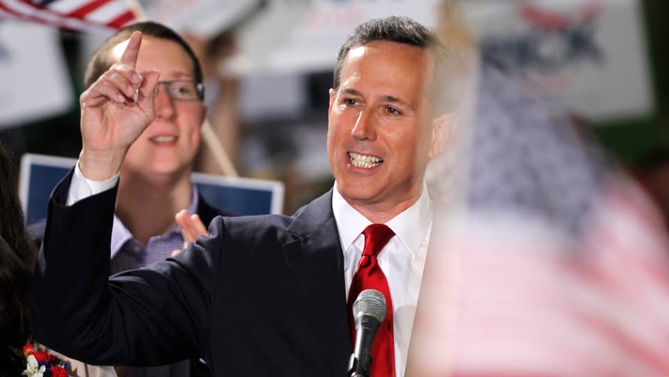 Rick Santorum fa il pled da candidatura. El fund èn vesaivlas bandieras.