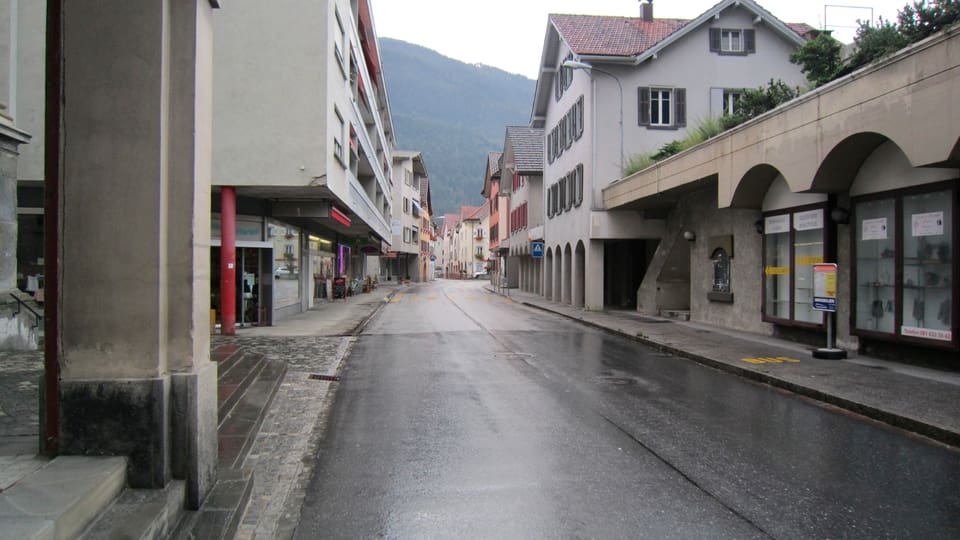 La via principala tras il vitg da Domat.