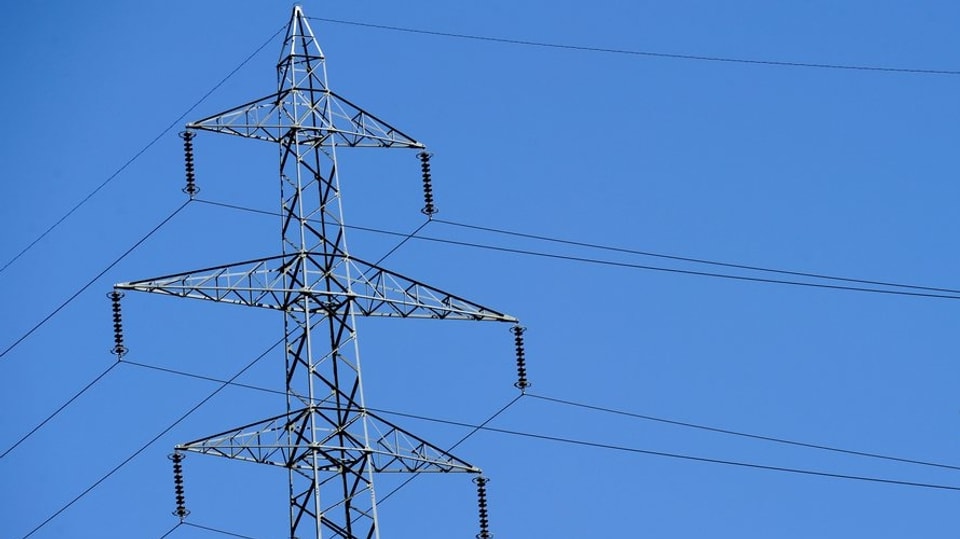 Ina pitga electrica davant in tschiel blau.
