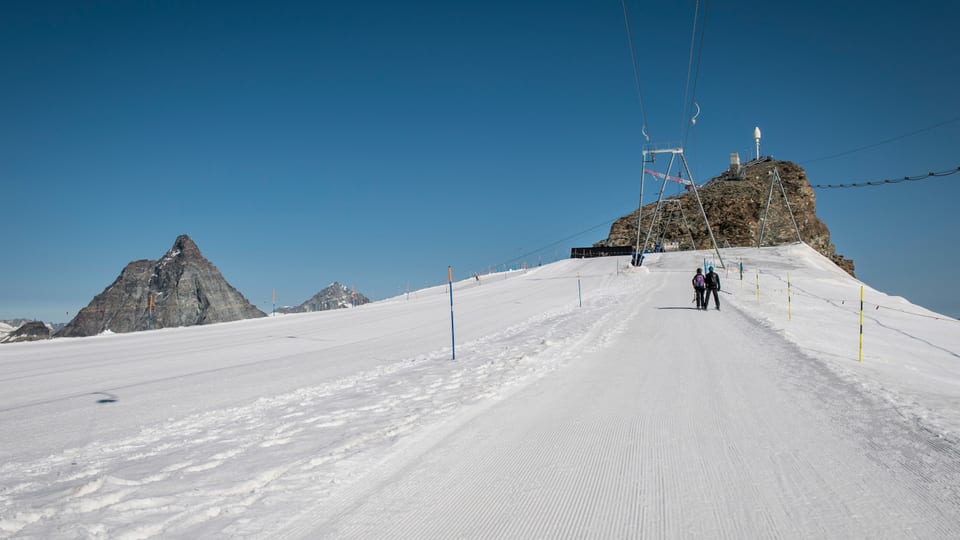 Ina pista da skis dentar il Matterhorn ed il Matterhorn pitschen.