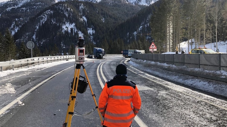 polizist cun indriz da mesiraziun, davosvart lieu d'accident sin la via naziunala a Sufers