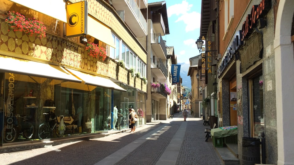 Via principala en il center da Bormio.