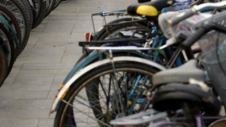 Velos parcads in dasper l'auter