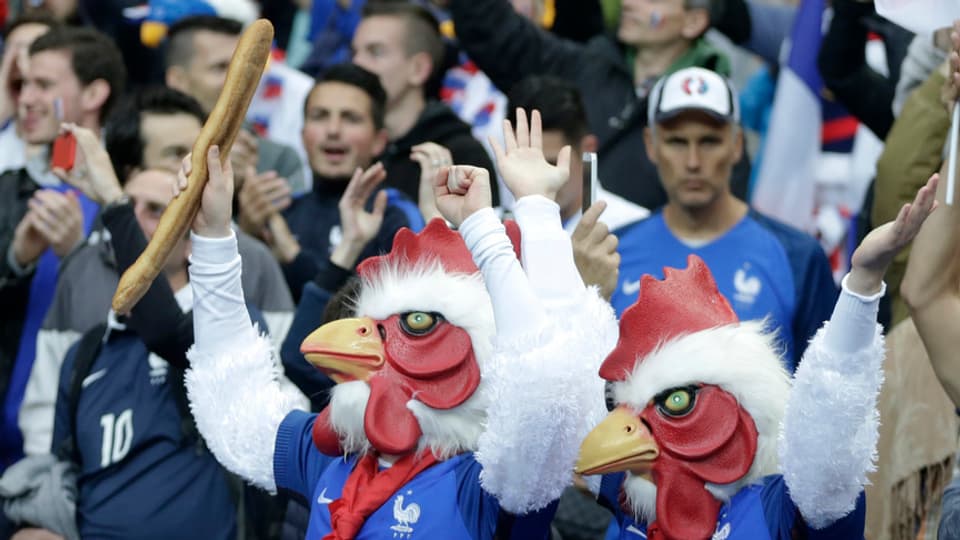 2 fans travestids da chicher gallic en il stadion da Saint-Denis.