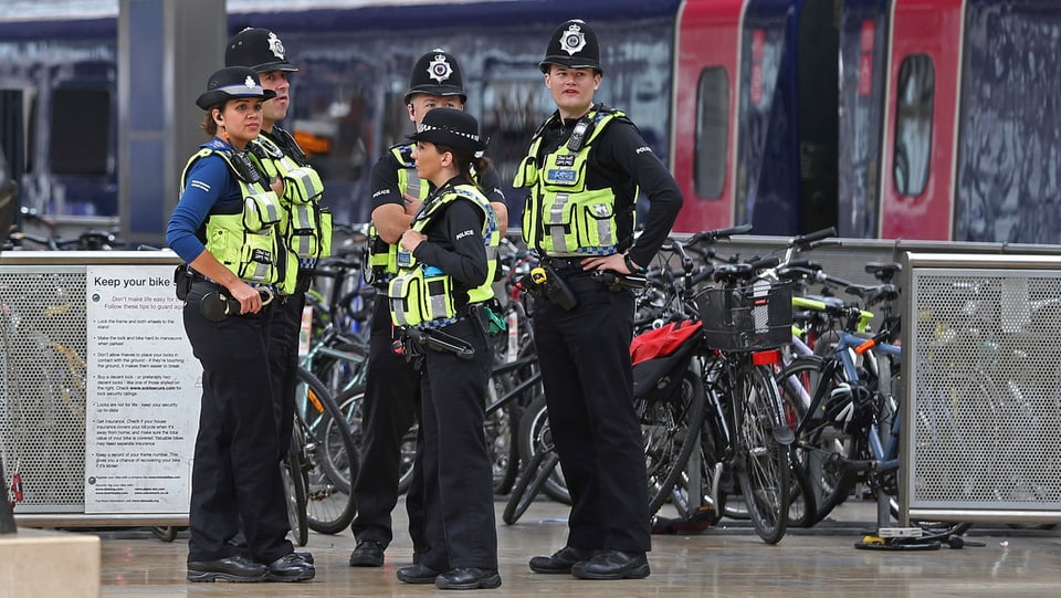 Polizists britannics avant in tren da metro.