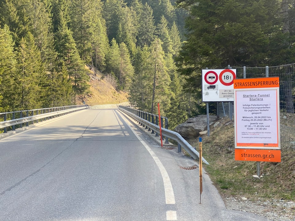 Signalisaziun che avertescha da la via serrada.