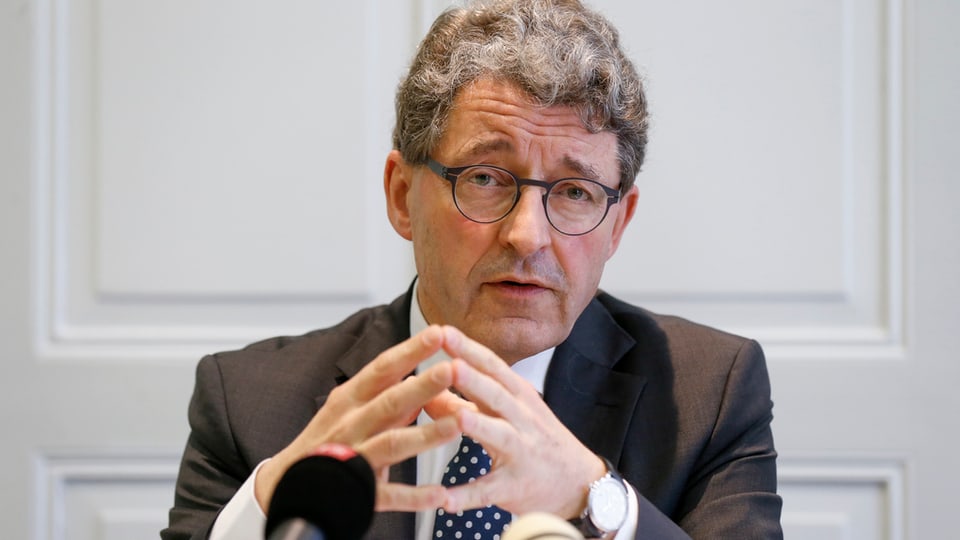 Cusseglier naziunal Heinz Brand pleda avant las medias.