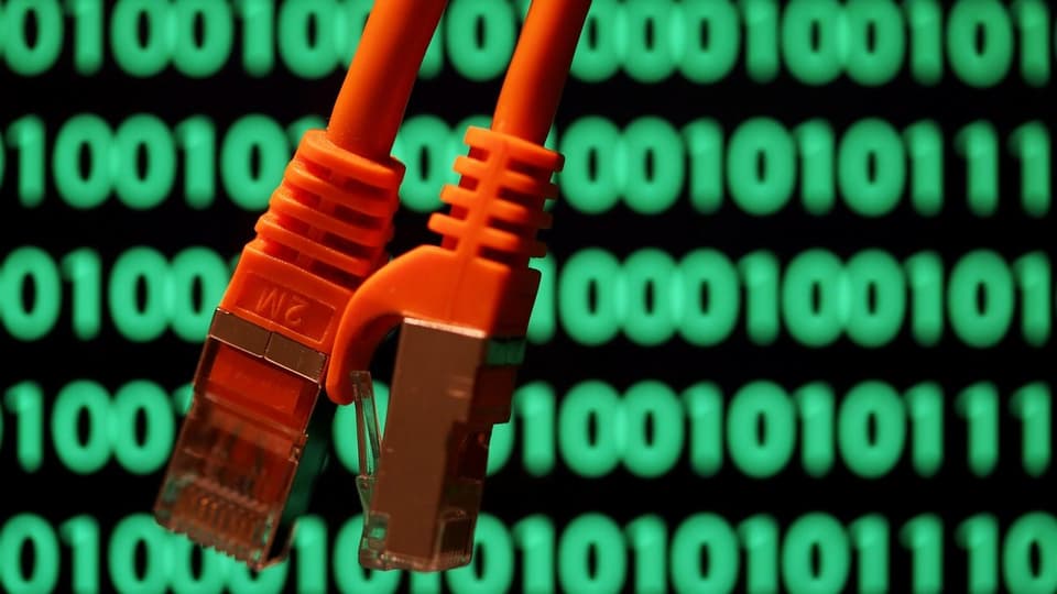Dus cabels da computer davant in code binar.
