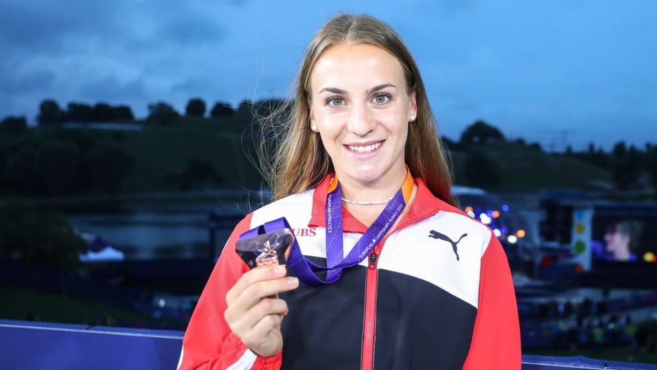 Giuvna atleta che mussa sia medaglia