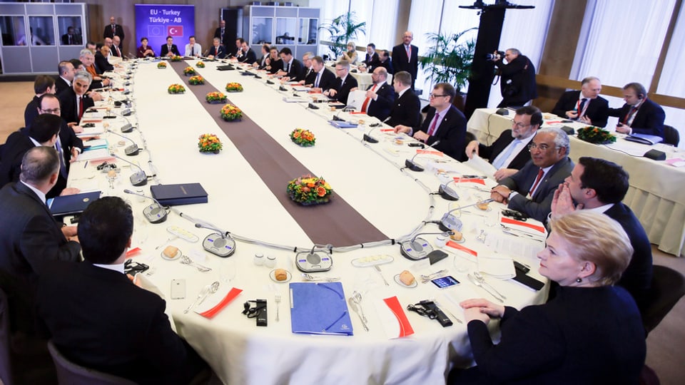 La maisa da contractivas cun ils commembers da l'inscunter.
