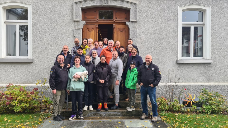 Helferinnen und Helfer zusammen mit den Verantwortlichen von Humanosh vor dem Haus der Kirchgemeinde in Ilanz. 