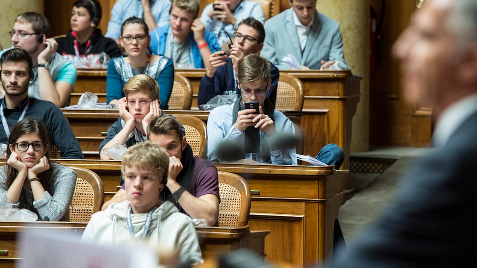 Betg tut ils giuvenils s’interessan per la politica, era betg sch’il Cusseglier federal Didier Burkhalter discurra. 