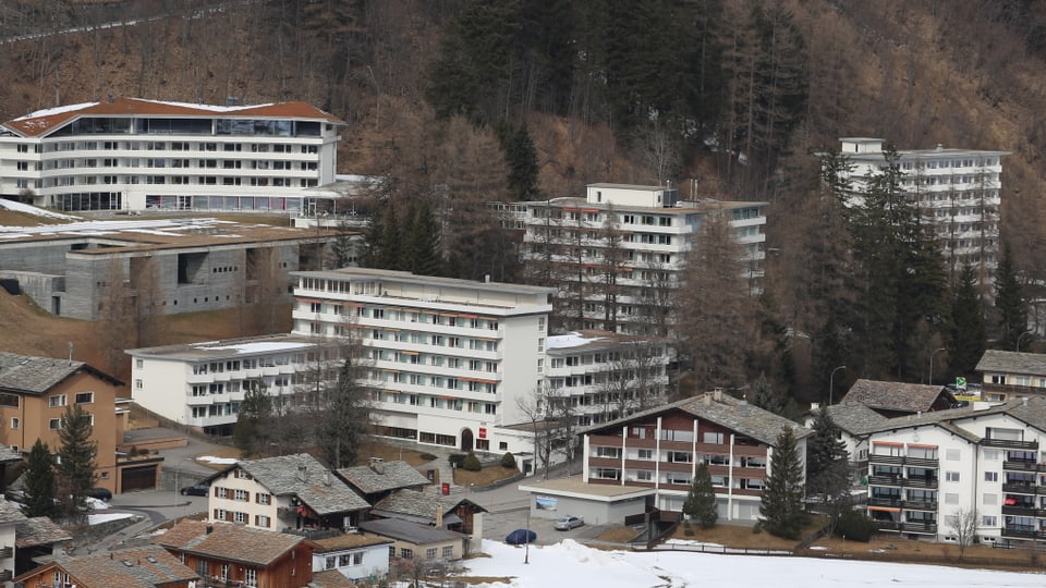 Las trais chasas cun tetg plat davant si Zervreila entamez Selva a davos Tomül.