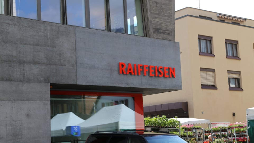 La Banca Raiffeisen Surselva a Glion.