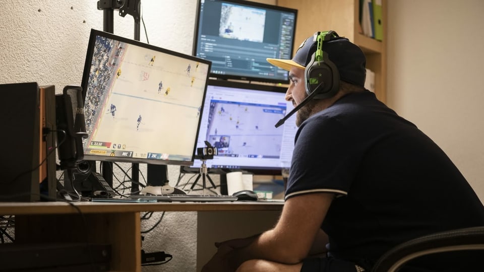 In um che dat in gieu da hockey al computer.