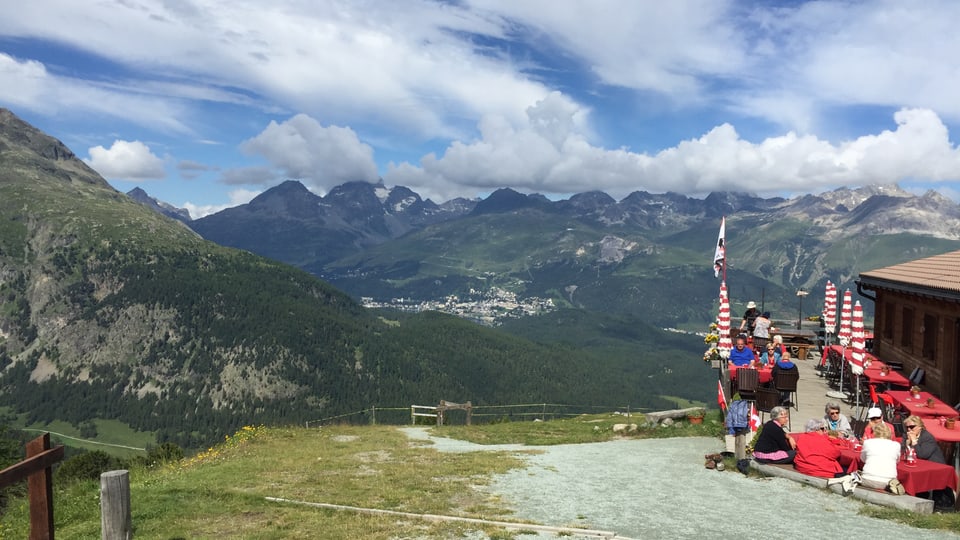 La survista davent da l'alp Languard.