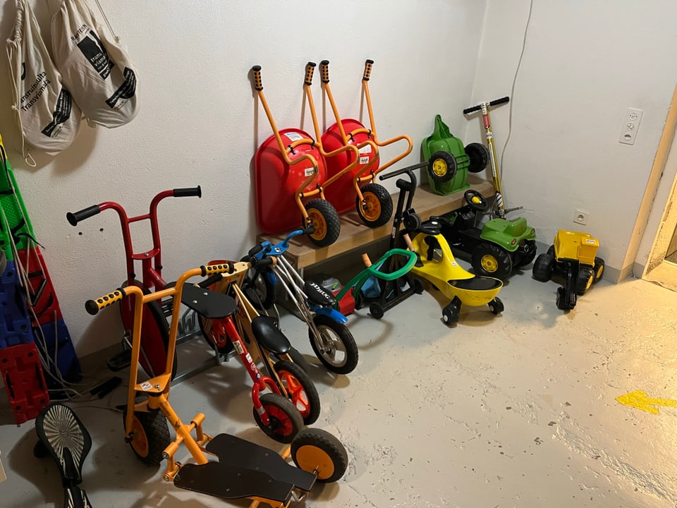 Dreiräder und kleine Velos im Sortiment der Ludoteca Samedan.