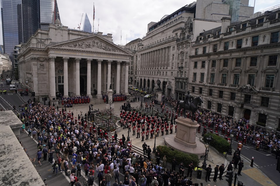 Tuttas e tuts che spetgan la proclamaziun a Londra.