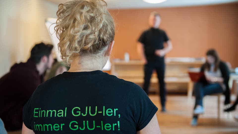 Questa giuvna represchenta la GJU (Gemeinschaft Junger Ungarndeutscher).