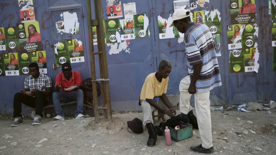 In um laschà schubregiar ses chalzers dasper placats da candidats per il parlament dal Haiti.