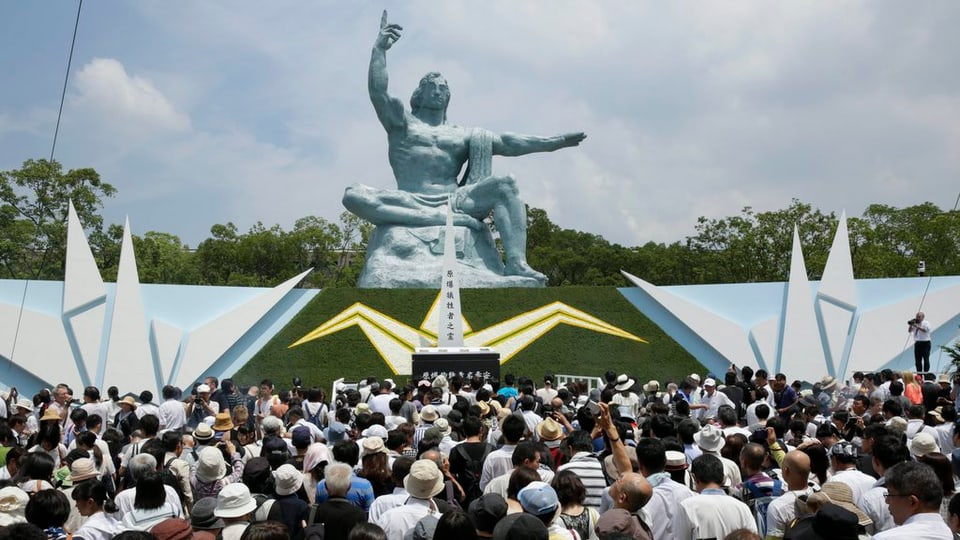 Blera glieud è sa radunada avant il monument a Nagasaki.
