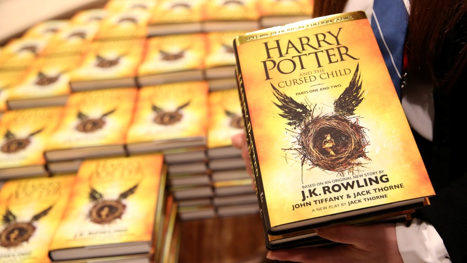 Il cudesch Harry Potter and the cursed child è davent da sonda er da cumprar per tudestg. 