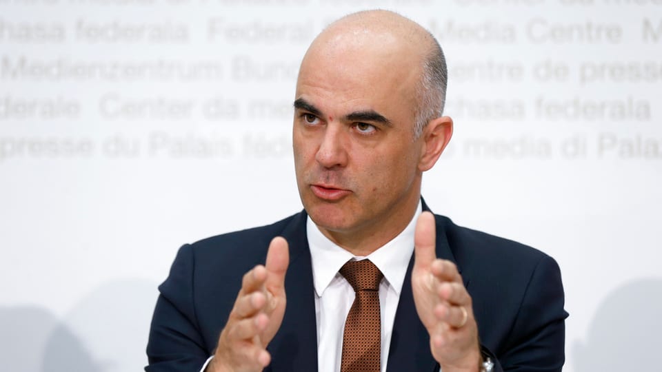Alain Berset en ina conferenza da medias. 