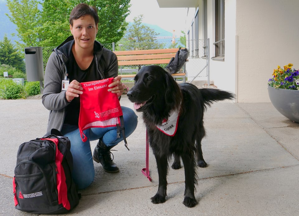 Daniela Piccoli mit ihrem Therapiehund Dinea.