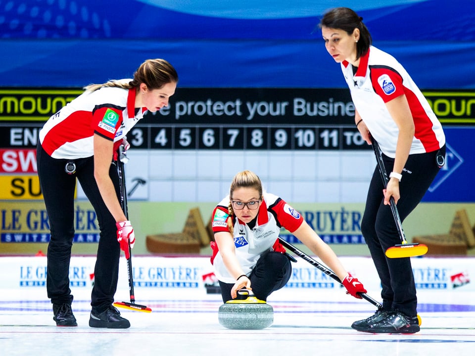 trais giugadras da curling svizras.